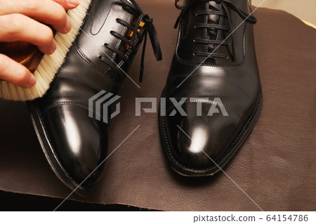 Care for leather shoes (brushing) Care for leather shoes (brushing) 64154786