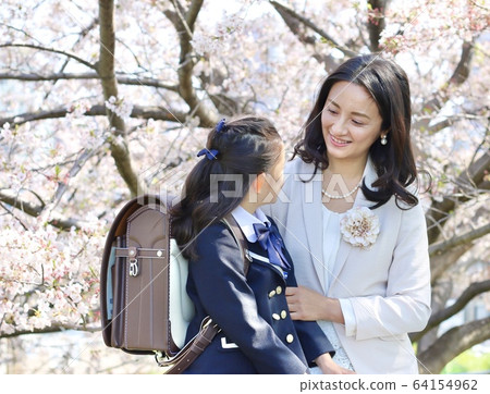 Family, cherry blossoms, elementary school, entrance ceremony, school bags, freshmen, new first-year students, mothers and daughters 64154962