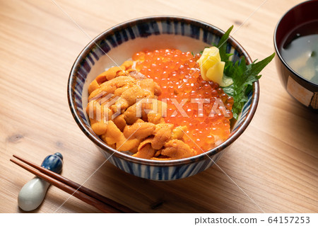 海膽和鮭魚子的單色飯碗 海膽和鮭魚子的單色飯碗 64157253