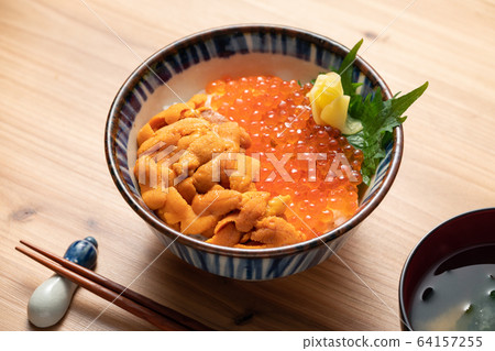 海膽和鮭魚子的單色飯碗 海膽和鮭魚子的單色飯碗 64157255