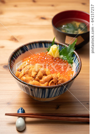 海膽和鮭魚子的單色飯碗 64157257