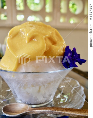 Mango shaved ice to eat on the terrace 64157357