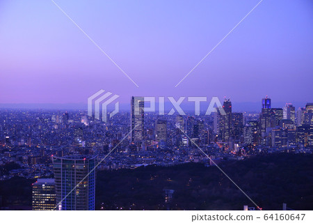夕陽下的新宿福壽信大廈 64160647