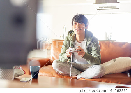 男人在房間裡玩遊戲 64162881