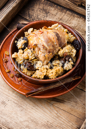 Stewed chicken thighs and porridge 64163742