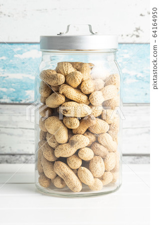 Tasty unpeeled peanuts. 64164950