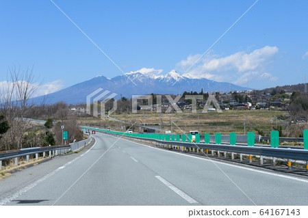 從中央高速公路上看到的八岳 64167143