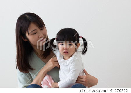 母親孩子哭泣的臉 64170802