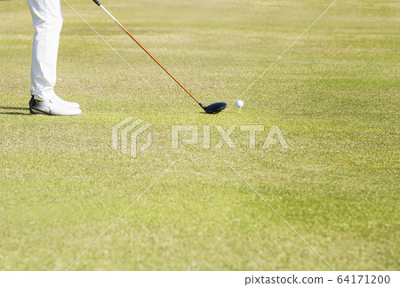 駕駛員擊球三通擊球高爾夫球場三通地面高爾夫球圖像 64171200