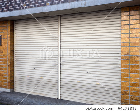 Stores with closed shutters 64172885