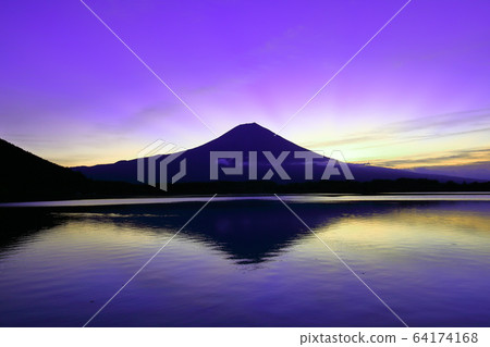 Autumn Fuji Dawn Lake Tanuki 64174168
