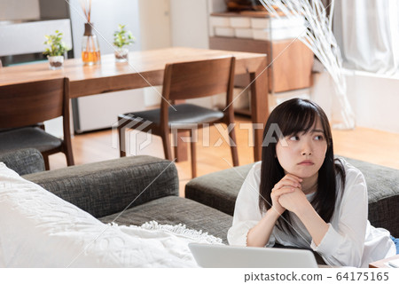 認為在客廳裡的年輕女子 64175165