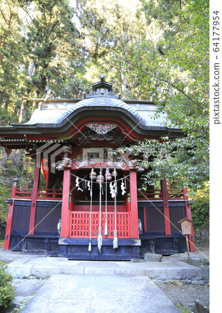 花園神社的主要神社和三隻猴子雕塑北茨城 照片素材 圖片 圖庫