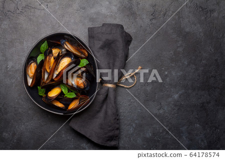 Mussels in tomato sauce 64178574