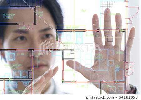 最先進的一流建築師辦公室中的一名男性商人,他將作品投影在航拍顯示器上並執行演示操作 最先進的一流建築師辦公室中的一名男性商人,他將作品投影在航拍顯示器上並執行演示操作 64181058