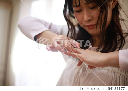 Woman who can not pull off the ring Woman who can not pull off the ring 64183177