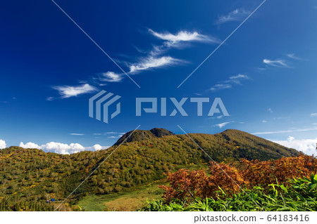 秋葉和秋天的天空的妙高山和黑澤澤池塘濕地 秋葉和秋天的天空的妙高山和黑澤澤池塘濕地 64183416