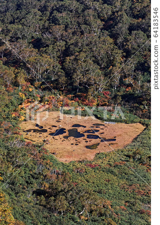從妙高山脈和大倉野津看到的長助池塘 從妙高山脈和大倉野津看到的長助池塘 64183546