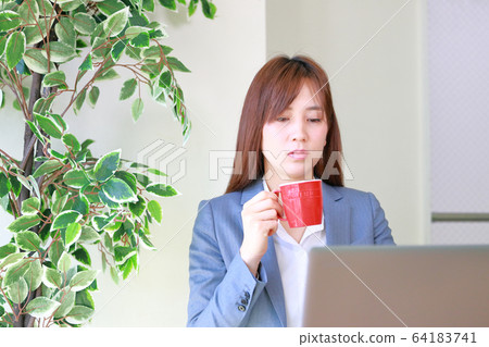 Telework _ business woman with uneasy expression 64183741