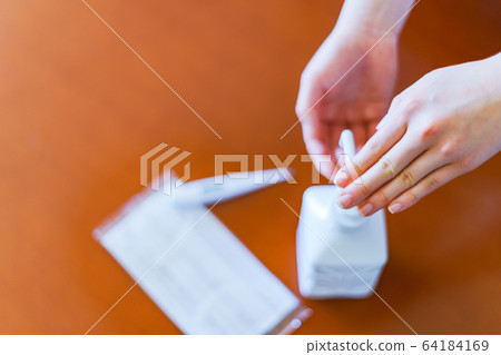 預防,消毒,口罩,溫度計,酒精消毒,病毒,流感,電暈,冬季,人們,日本 預防,消毒,口罩,溫度計,酒精消毒,病毒,流感,電暈,冬季,人們,日本 64184169