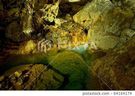 在山口的秋吉堂看到的翠綠色地下溪流與鍾乳石的協作 在山口的秋吉堂看到的翠綠色地下溪流與鍾乳石的協作 64184174