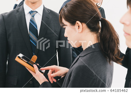 密集隊形 人群 通勤人員 64185462