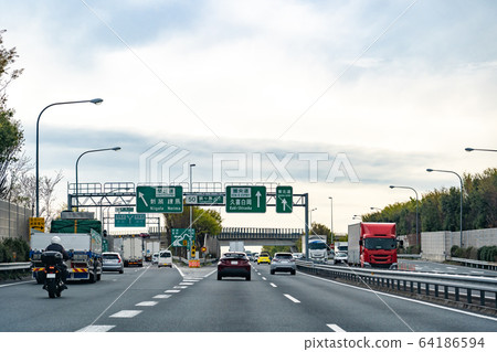 A car running on the Tsurugashima Junction Ken-O Expressway in Saitama Prefecture 64186594