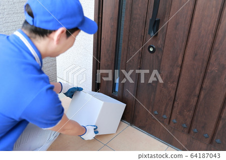 No face-to-face meeting (operator male job 30's businessman person deliveryman courier cardboard entrance) 64187043