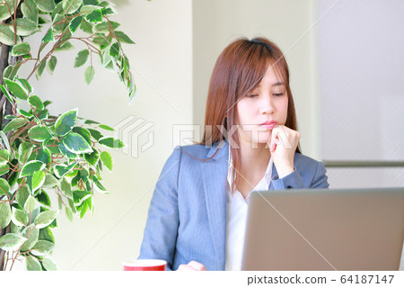 Business woman with a sad expression 64187147