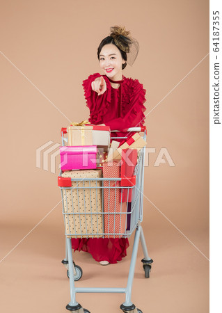 Portrait of female and male in retro fashion and vintage concept 484 64187355