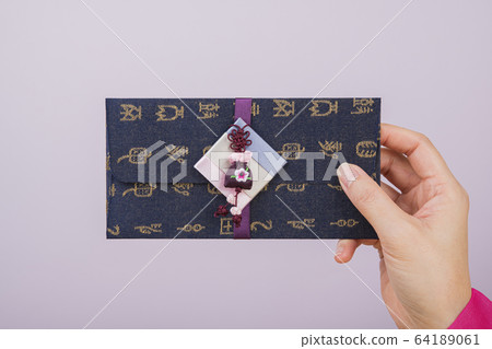 the Korean traditional wrapping cloth, refreshments and greeting card 106 64189061