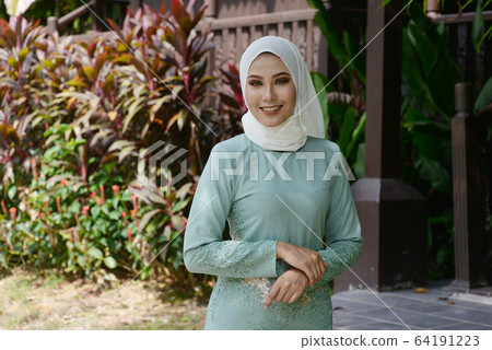 Portrait of Muslim girl 64191223