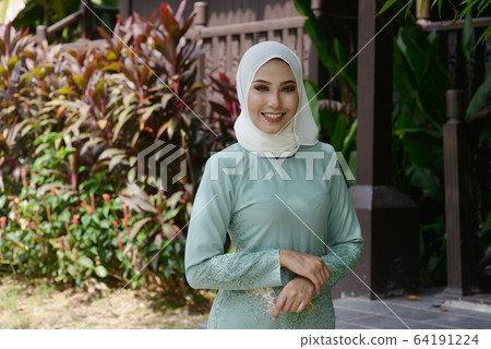 Portrait of Muslim girl 64191224
