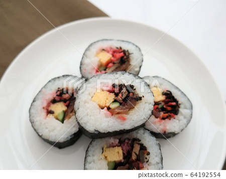 Thick rolled nori roll 64192554