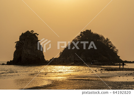 在泰安花地面海灘的日落 在泰安花地面海灘的日落 64192820