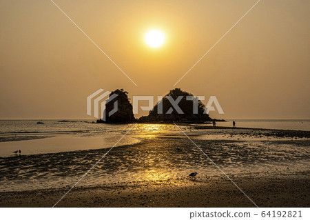 在泰安花地面海灘的日落 64192821