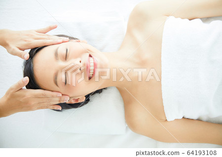 ิBeauty woman massage spa Estee relaxing person material 64193108