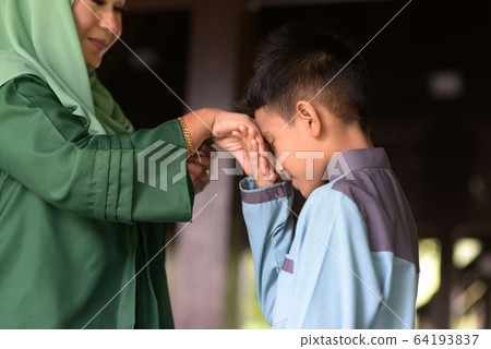 Hari Raya Eid Al-Fitr concept. 64193837