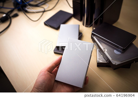 硬盤 手 手邊 64196904