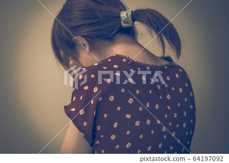 女子 64197092