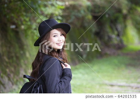 一位戴著帽子的年輕女士漫步在兵庫縣Takedao廢線的徒步旅行路線 64201535