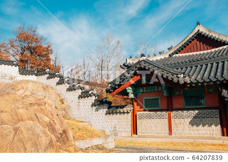 Gyeonghuigung Palace at autumn in Seoul, Korea Gyeonghuigung Palace at autumn in Seoul, Korea 64207839