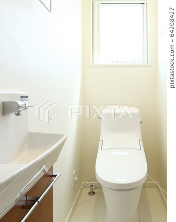 新建的住宅廁所形象 64208427
