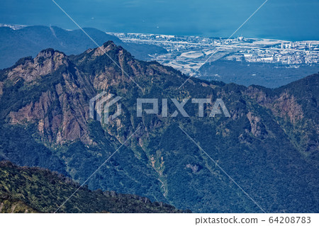 從富士山看的日本海和系魚川的城市景觀。 從富士山看的日本海和系魚川的城市景觀。 64208783