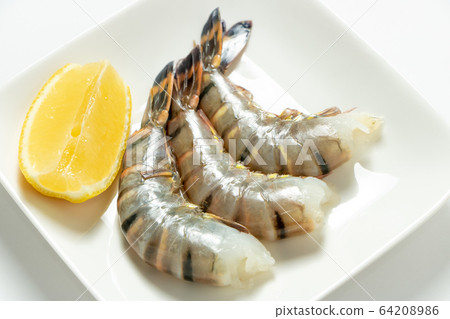 3 shrimp (black tiger) with cut lemon. Images of seafood barbecue and seafood grilling. 3 shrimp (black tiger) with cut lemon. Images of seafood barbecue and seafood grilling. 64208986