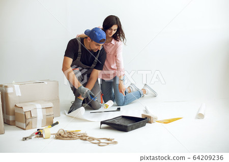 The young and cute family repairs the room The young and cute family repairs the room 64209236