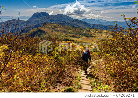 登山者和妙高和天狗花園的景色 登山者和妙高和天狗花園的景色 64209271