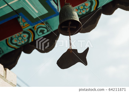 Wind chime hanging under the eaves of korean temple in Incheon, Korea 64211871