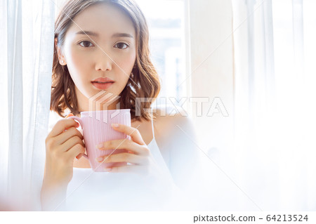 美麗，女人，房間，房間，放鬆，早晨，咖啡，喝酒，人 64213524