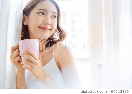 美麗，女人，房間，房間，放鬆，早晨，咖啡，喝酒，人 64213525